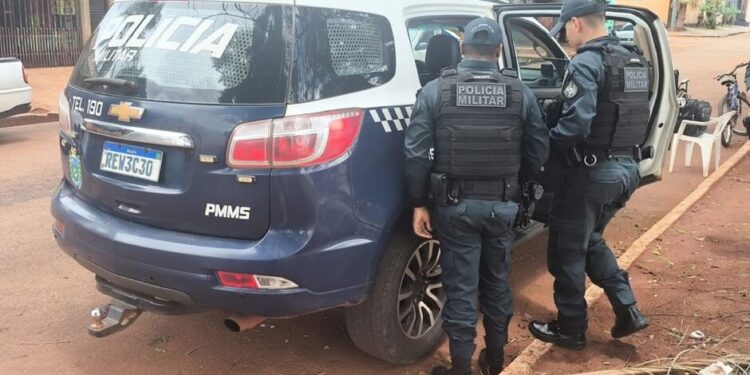 ‘Amostradinho’ empina moto na frente da polícia e é preso em Bataguassu