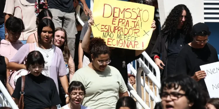 Acadêmicos da UFMS pedem demissão imediata de professor condenado por estupro