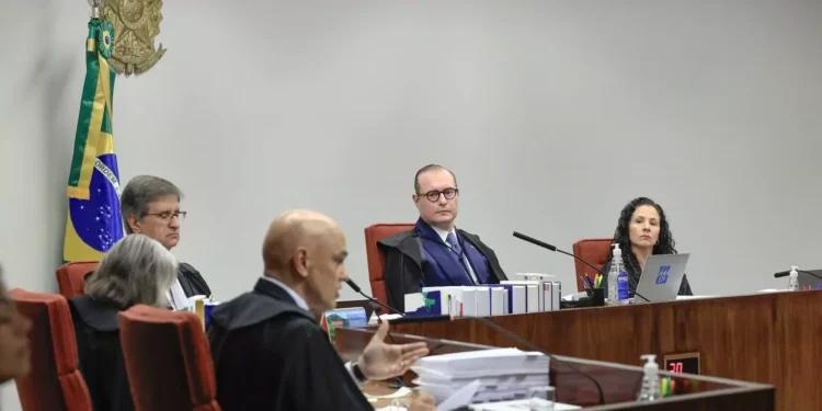 STF decide hoje se Bolsonaro e aliados viram réus pela trama golpista