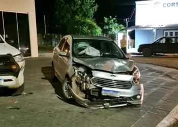 Adolescente pega carro escondido dos pais e bate em caminhonete em Camapuã