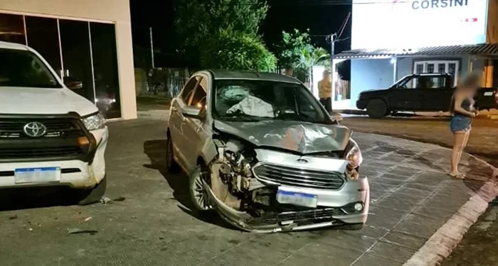 Adolescente pega carro escondido dos pais e bate em caminhonete em Camapuã