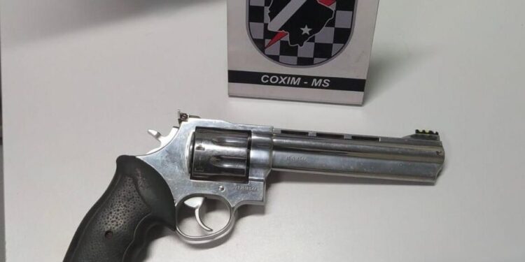 Funcionário aproveita ausência do patrão e furta arma em Coxim