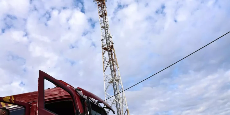 Após 2 horas de negociação, homem é resgatado de torre em Campo Grande