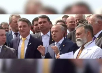 Ao lado de parlamentares de MS, Flávio Bolsonaro lança ‘pacotão da paz’ por anistia e impeachment