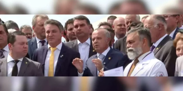 Ao lado de parlamentares de MS, Flávio Bolsonaro lança ‘pacotão da paz’ por anistia e impeachment