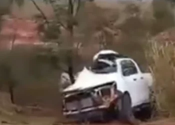 Colisão frontal entre Hilux e caminhão deixa um morto na BR-262