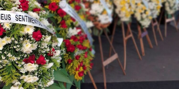 Jovem é humilhada ao tentar parcelar coroa de flores em Campo Grande: “tá achando que é Casas Bahia”