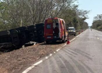 Caminhoneiro morre preso às ferragens em tombamento de carreta em Miranda