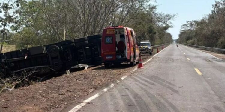 Caminhoneiro morre preso às ferragens em tombamento de carreta em Miranda