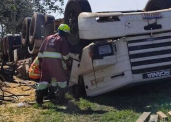 Carreta tomba e motorista morre preso às ferragens na BR-163