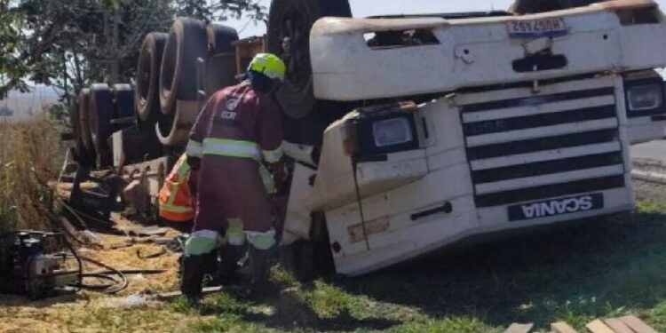 Carreta tomba e motorista morre preso às ferragens na BR-163