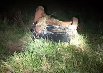 Esposa liga para marido e descobre que homem morreu em acidente e era foragido da Justiça