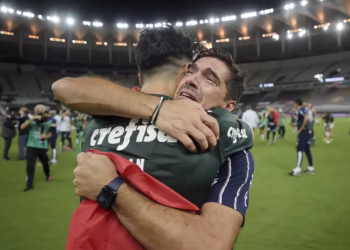 De joelhos, chorando, Abel celebra a noite mais mágica do Palmeiras. E da sua carreira. “Choro de alívio. Preciso provar que mereço estar onde estou.” 4 a 0 na LDU. Chega à terceira final da Libertadores. E ficará em 2026