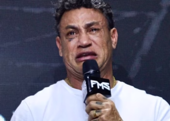 Popó chora, envergonhado, e anuncia a aposentadoria. Mas a organização do Fight Music Show tenta fazer com que volte atrás. O evento depende dele