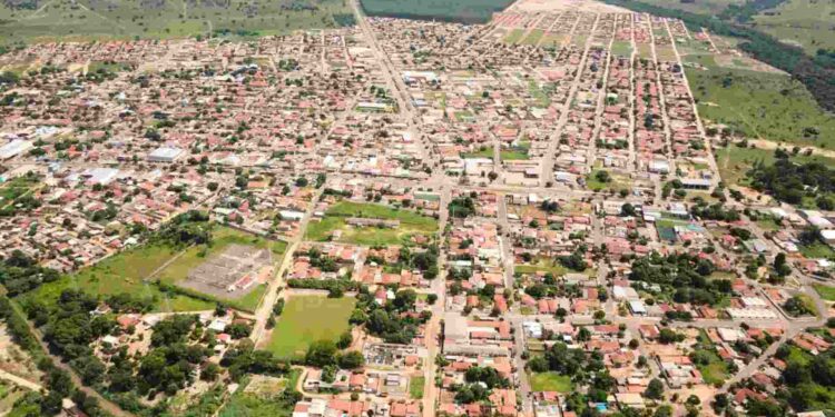 Água Clara aditiva contrato de R$ 1,2 milhão para decoração natalina e chama atenção de moradores