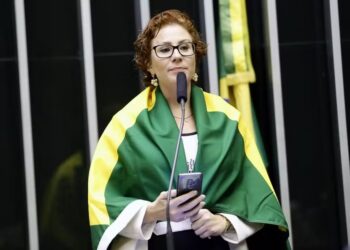 Carla Zambelli foi agredida por detentas mais de uma vez em prisão na Itália, diz senador