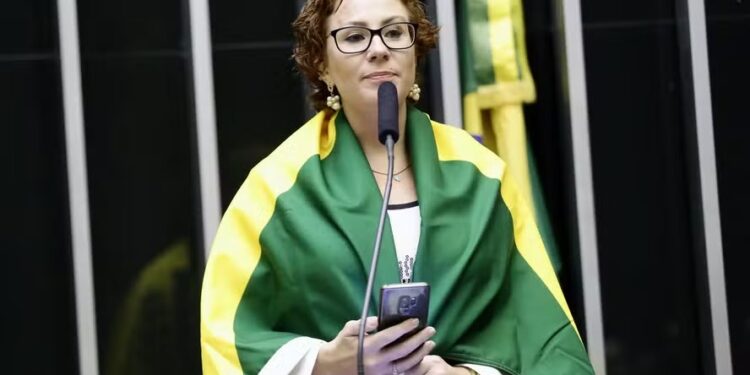 Carla Zambelli foi agredida por detentas mais de uma vez em prisão na Itália, diz senador