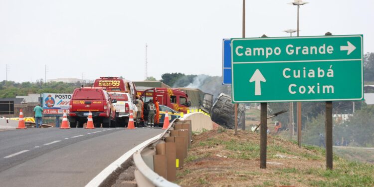 Dois morrem e 36 ficam feridos em acidente com ônibus na BR-163 na véspera do Natal