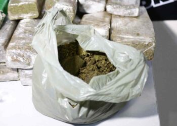 Disfarçados de policiais, bandidos armados roubam drogas de traficante em Campo Grande