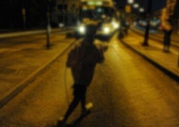 Menino de 6 anos é achado sozinho e caminhando entre carros em Dourados