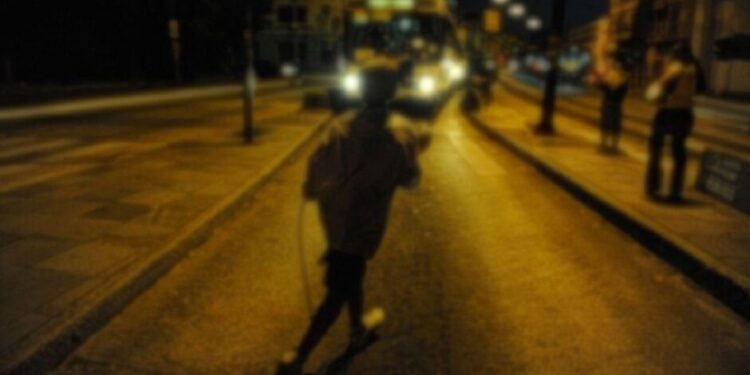 Menino de 6 anos é achado sozinho e caminhando entre carros em Dourados