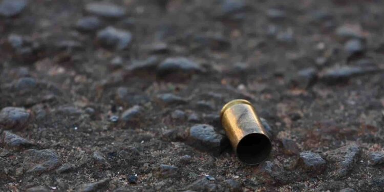 Atiradores se passam por policiais e disparam contra a cabeça de jovem no Lageado