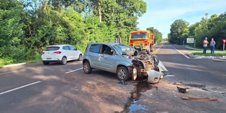 Colisão entre Caminhão e Carro de Passeio Deixa Três Feridos na Entrada de Taunay