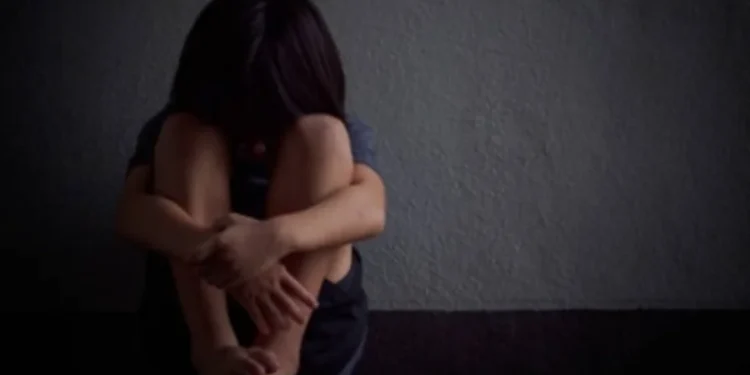 Homem de 38 anos estupra e engravida menina de 11