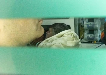Com vômitos e calafrios, Bolsonaro é internado em hospital do DF