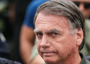 Bolsonaro segue sem previsão de alta, apesar de melhora clínica