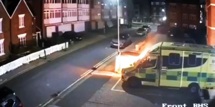 Homens são presos por ataque antissemita à ambulância em Londres