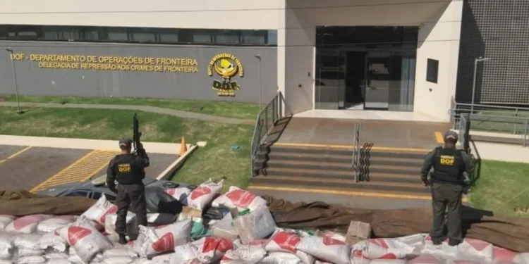 Caminhoneiro é preso com 900 kg de maconha em carga de açúcar