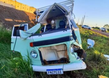 Casal morre em colisão entre Kombi e carreta na BR-163