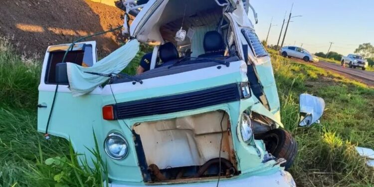 Casal morre em colisão entre Kombi e carreta na BR-163