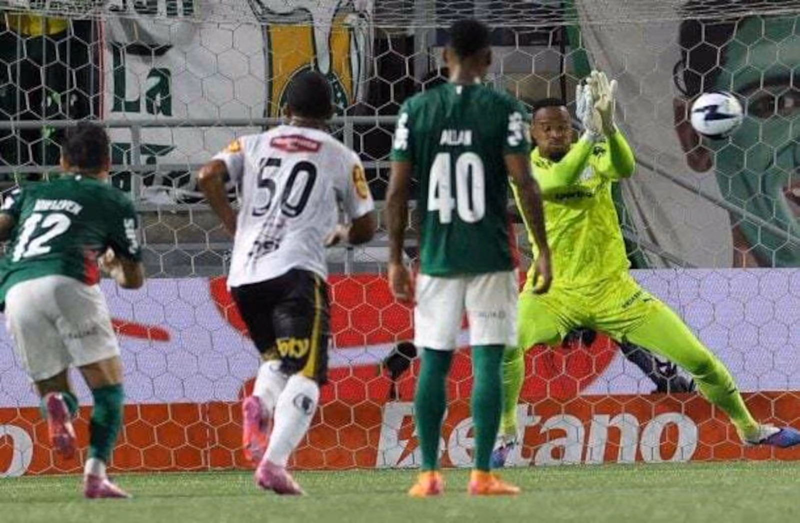 Herói do jogo de ida, Carlos Miguel valoriza vantagem do Palmeiras na final do Paulistão