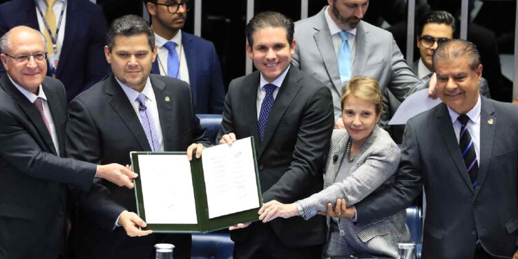 Congresso promulga Acordo Mercosul-União Europeia com assinatura de Tereza e Nelsinho