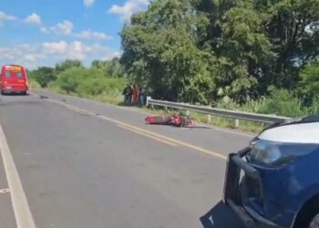 Mulher morre ao bater moto em guard-rail na BR-267, em Porto Murtinho