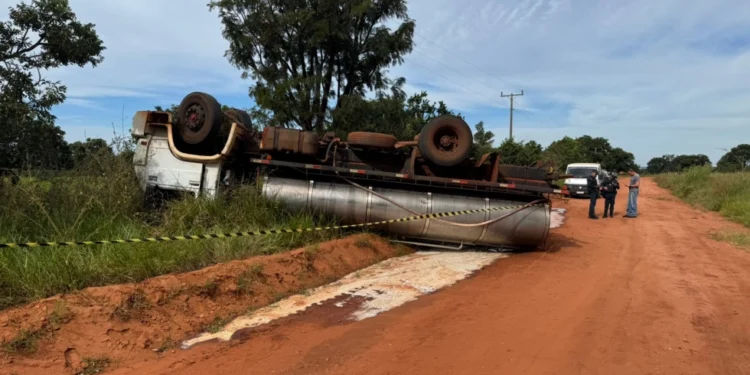 Motorista fica preso às ferragens e morre em tombamento de caminhão em Nova Andradina