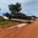Motorista fica preso às ferragens e morre em tombamento de caminhão em Nova Andradina