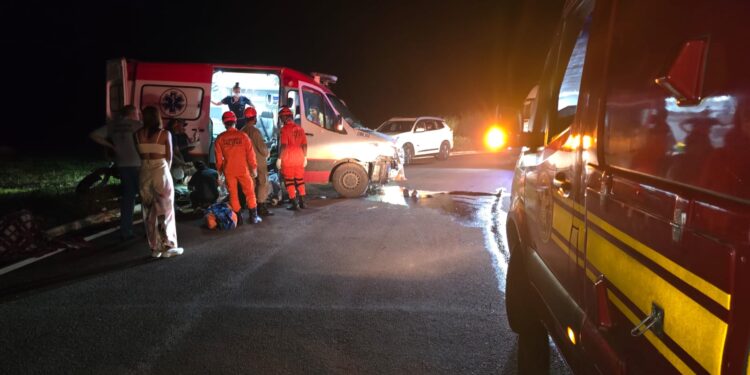 Ambulância da Cidade de Bodoquena com gestante entubada sai da pista após motorista cochilar na BR-262