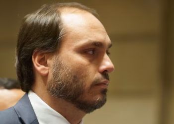 Carlos deixa casa de Bolsonaro reclamando de dividir o tempo de visita entre os irmãos