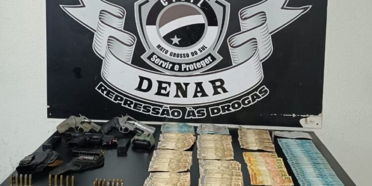 Policiais são presos por invadir casa fingindo operação e roubar drogas em Campo Grande