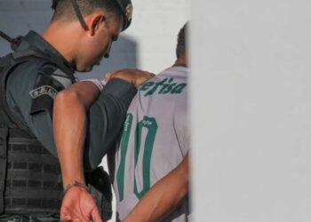 Mãe protege filho de 5 anos e leva socos e chutes do marido