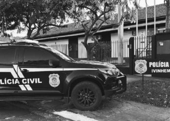 Mulher surta, ameaça namorado e família com faca e destrói casa em Ivinhema
