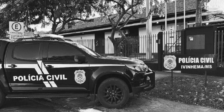 Mulher surta, ameaça namorado e família com faca e destrói casa em Ivinhema