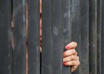 Jovem é resgatada de cárcere privado com filhos pequenos em Ladário