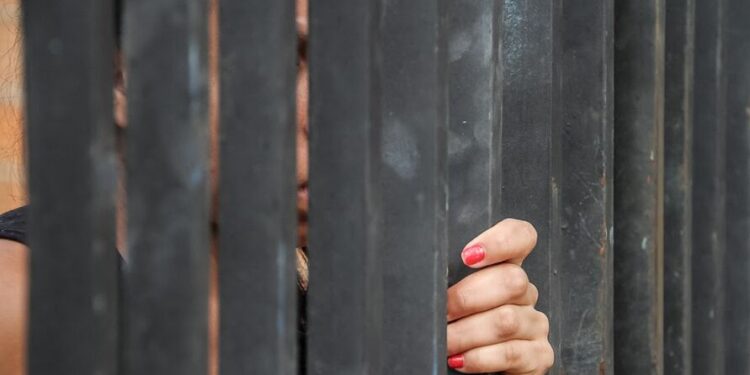 Jovem é resgatada de cárcere privado com filhos pequenos em Ladário