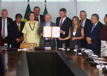 Lula e Riedel assinam empréstimo de R$ 1 bilhão para obras em 800 km de rodovias em MS