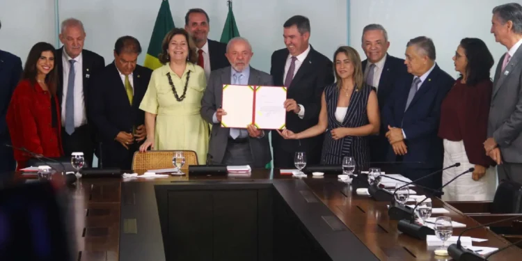 Lula e Riedel assinam empréstimo de R$ 1 bilhão para obras em 800 km de rodovias em MS