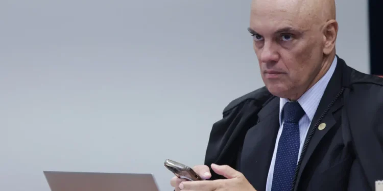 Moraes manda PF apurar se Flávio Bolsonaro cometeu crime contra Lula